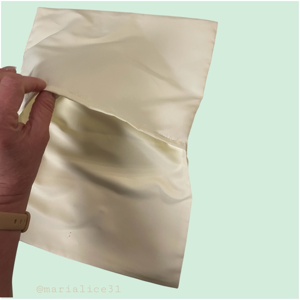 Gucci Envelope Style Flap Fold Over Dust Bag. Cream/White. Gucci Box included. - Picture 10 of 16
